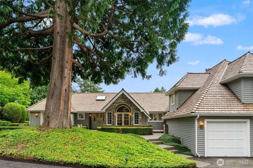 2055 94th Avenue NE Clyde Hill WA 98004