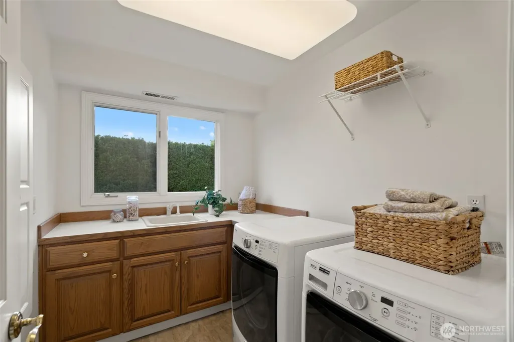2055 94th Avenue NE Clyde Hill WA 98004
