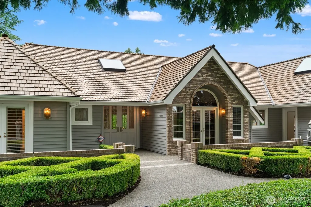 2055 94th Avenue NE Clyde Hill WA 98004