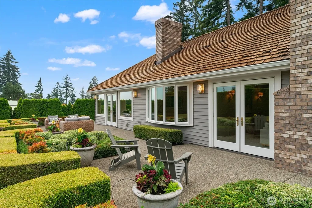 2055 94th Avenue NE Clyde Hill WA 98004