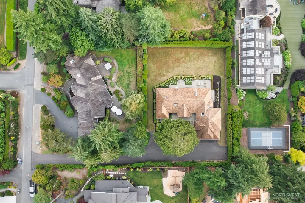 2055 94th Avenue NE Clyde Hill WA 98004