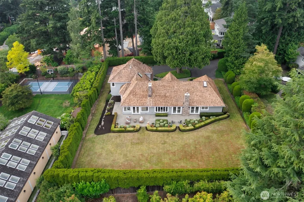 2055 94th Avenue NE Clyde Hill WA 98004