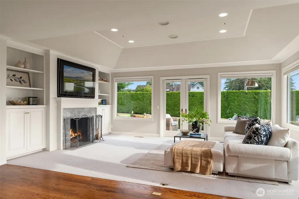 2055 94th Avenue NE Clyde Hill WA 98004