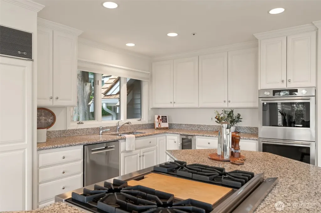 2055 94th Avenue NE Clyde Hill WA 98004