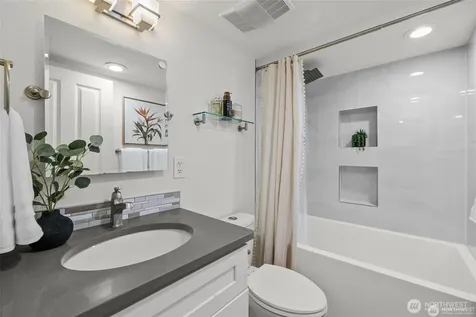 17498 NE 40th Place Redmond WA 98052