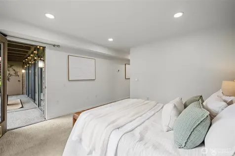 17498 NE 40th Place Redmond WA 98052