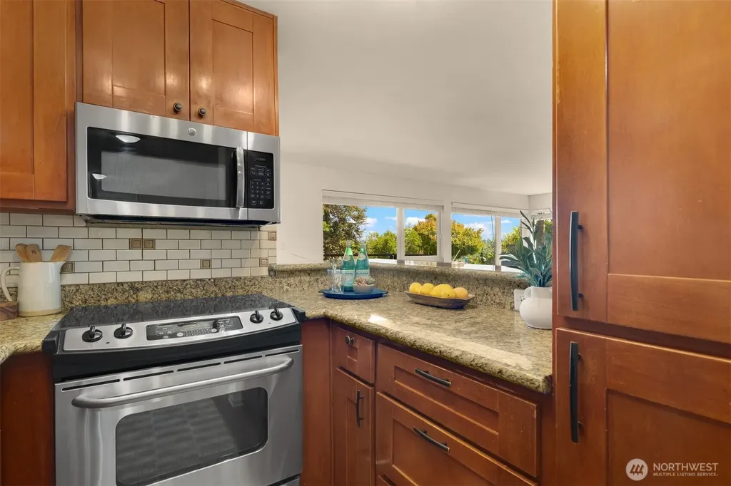 1717 5th Avenue N Seattle WA 98109