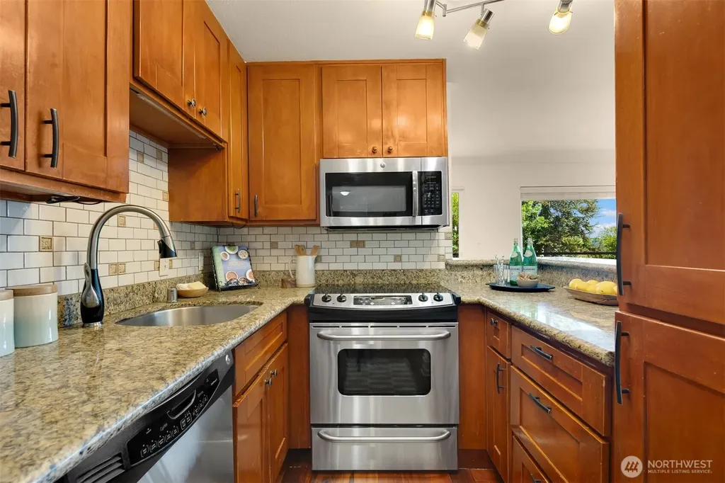 1717 5th Avenue N Seattle WA 98109