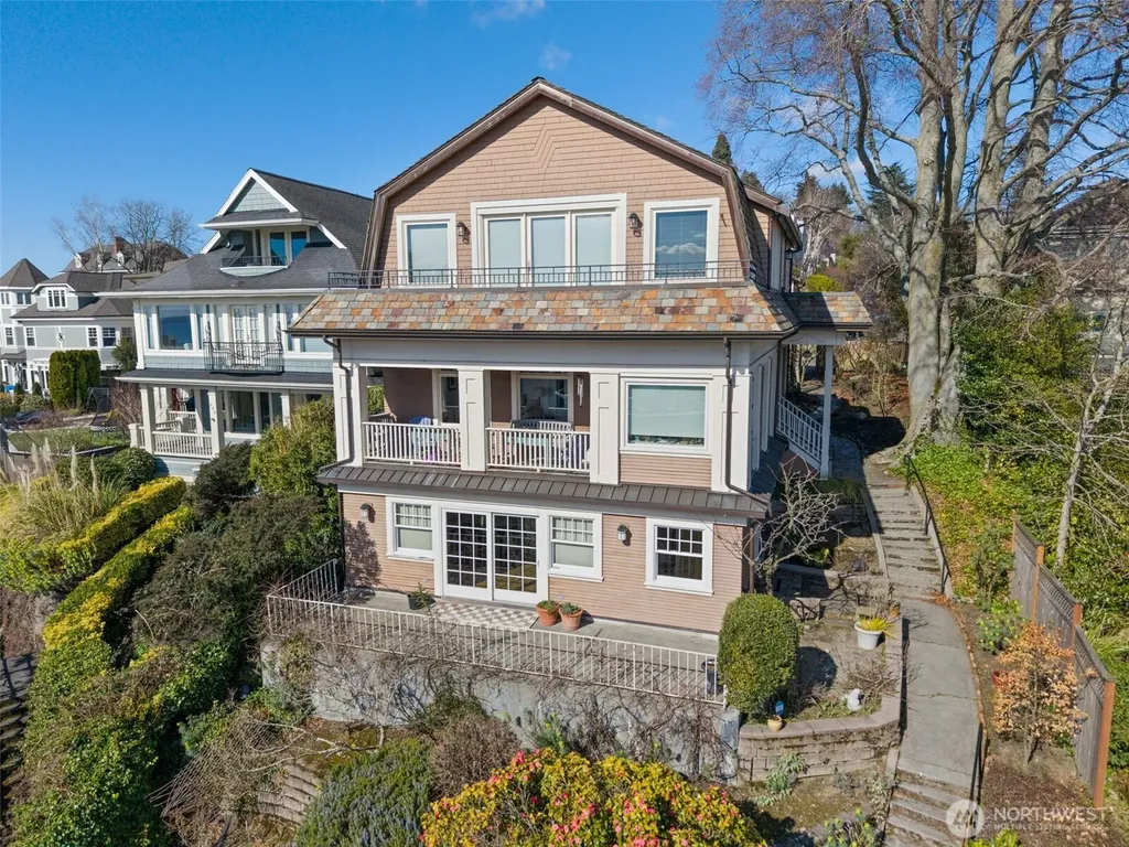 604 W Kinnear Place Seattle WA 98119