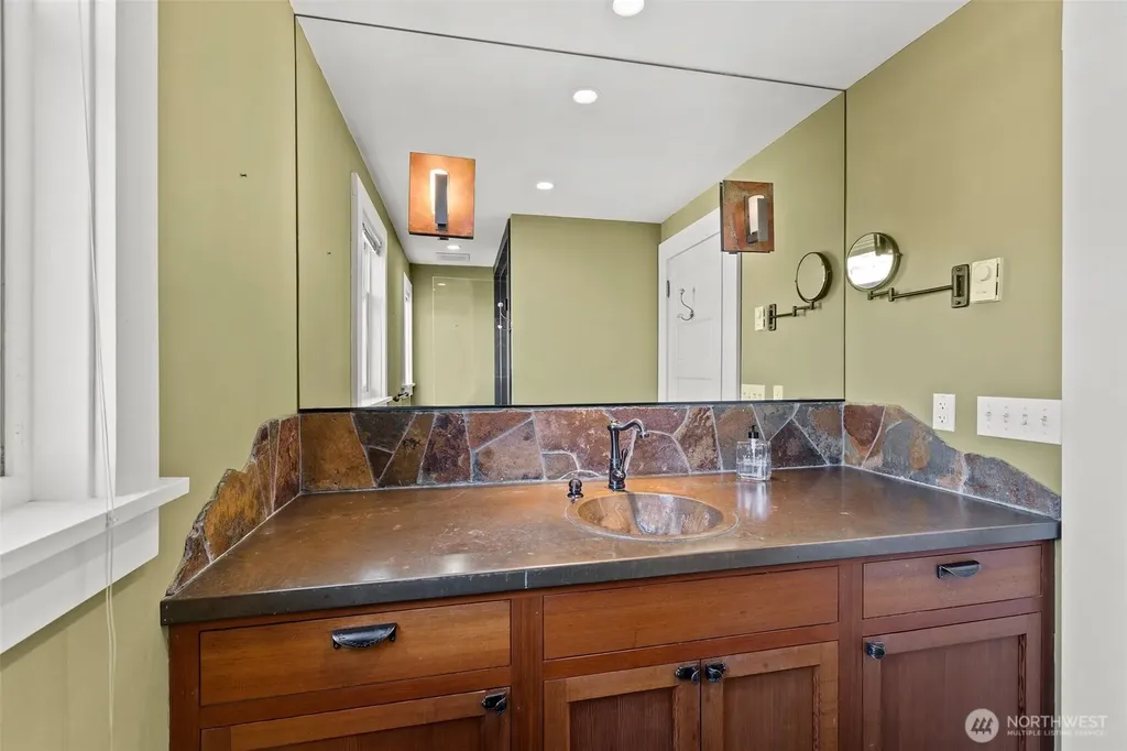 604 W Kinnear Place Seattle WA 98119