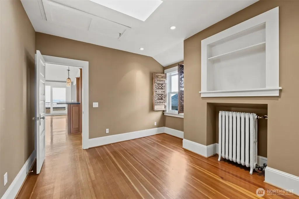 604 W Kinnear Place Seattle WA 98119