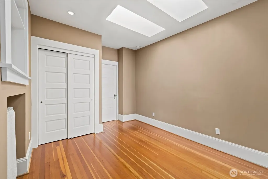 604 W Kinnear Place Seattle WA 98119