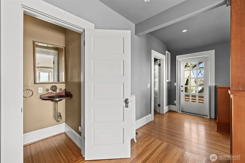 604 W Kinnear Place Seattle WA 98119