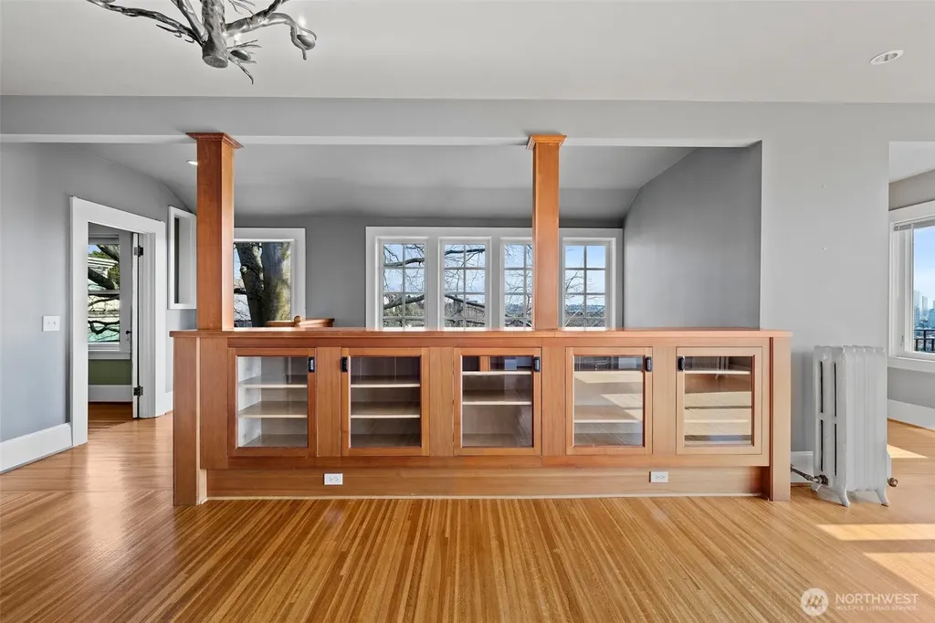 604 W Kinnear Place Seattle WA 98119