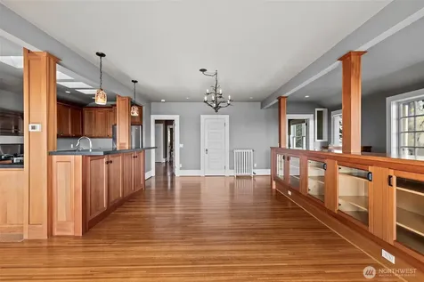 604 W Kinnear Place Seattle WA 98119