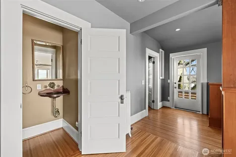 604 W Kinnear Place Seattle WA 98119