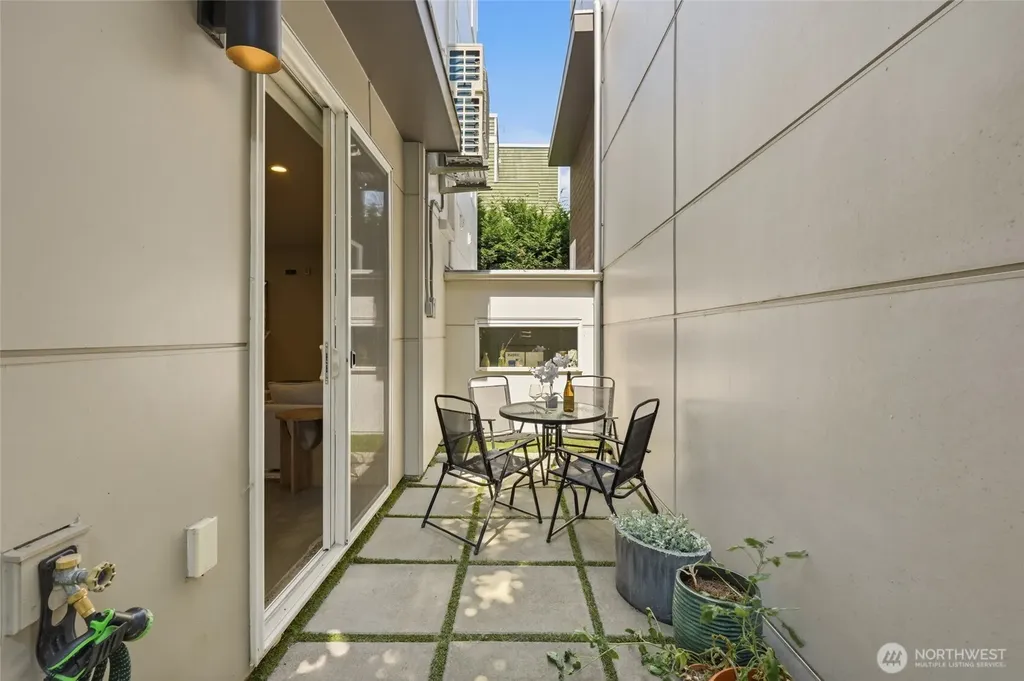 1806 25th Avenue Seattle WA 98122