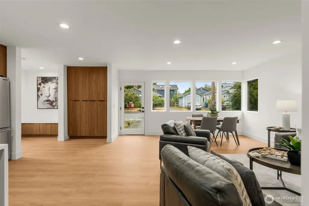 9215 12th Avenue NE Seattle WA 98115