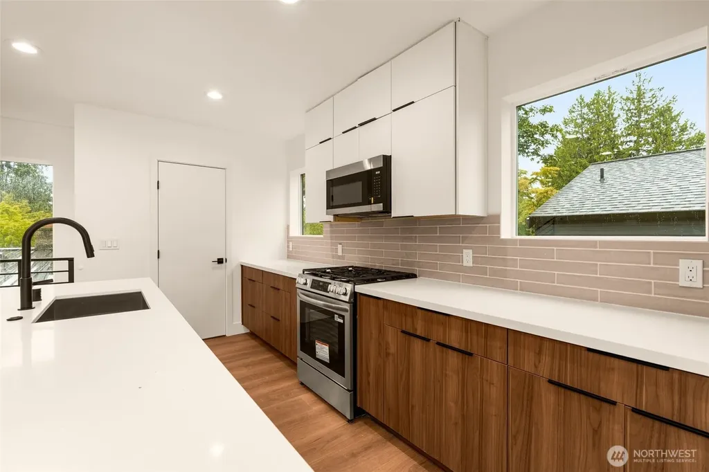 9215 12th Avenue NE Seattle WA 98115