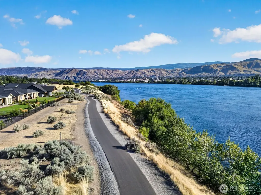 2452 NW Columbia Avenue East Wenatchee WA 98802