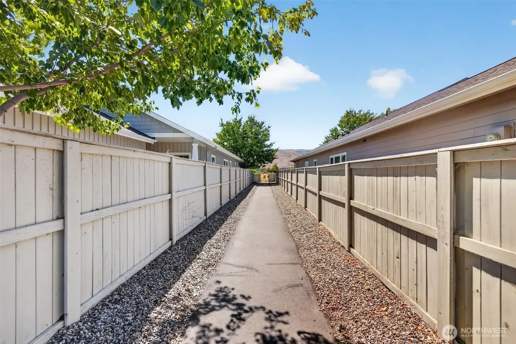 2452 NW Columbia Avenue East Wenatchee WA 98802