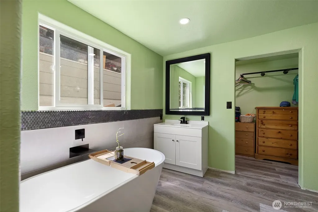 307 4th Street Steilacoom WA 98388