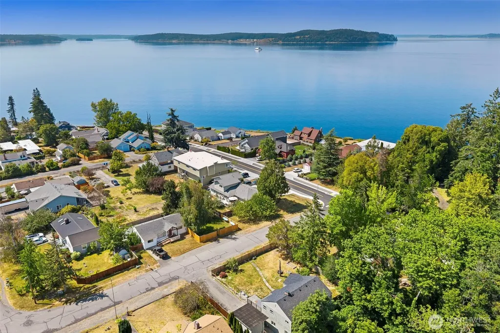 307 4th Street Steilacoom WA 98388