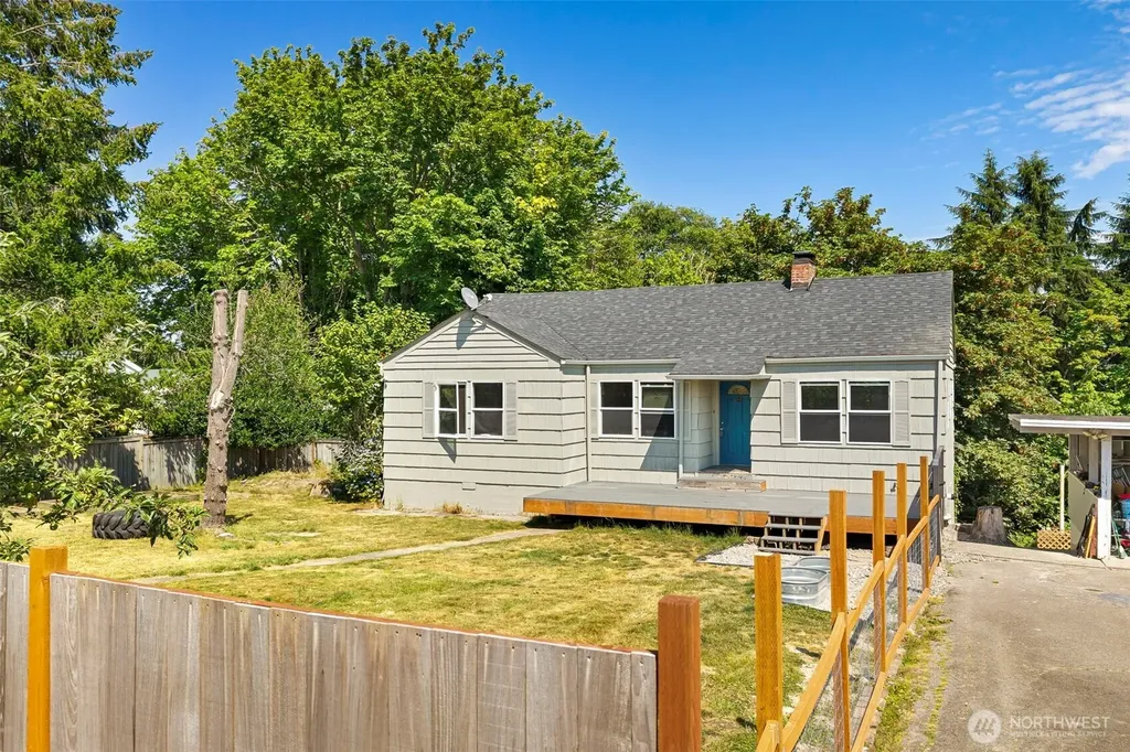 307 4th Street Steilacoom WA 98388