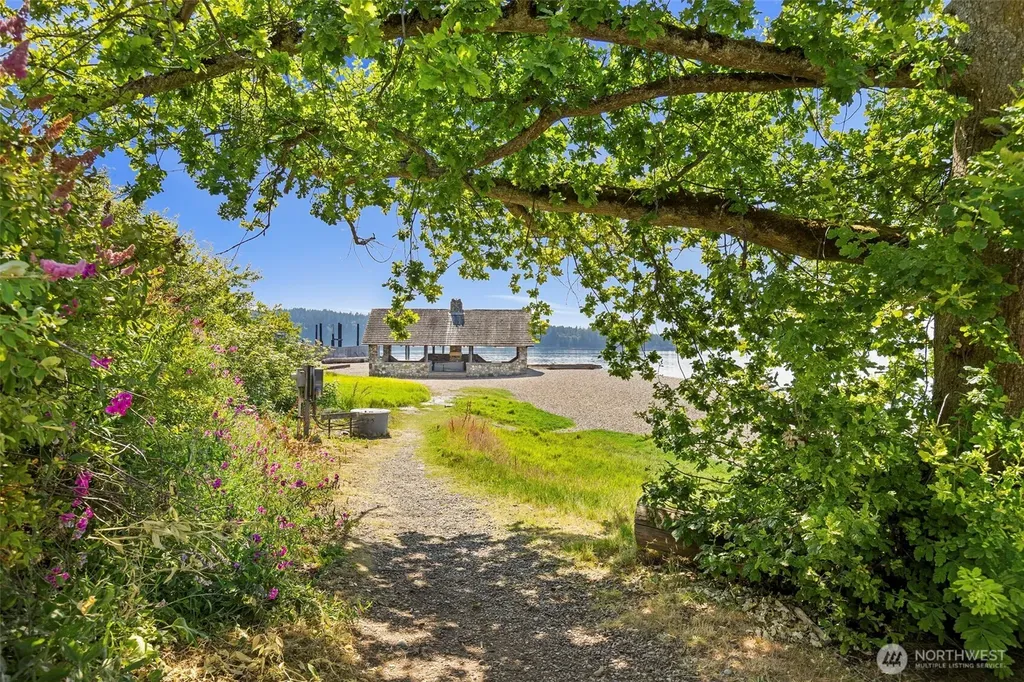 307 4th Street Steilacoom WA 98388