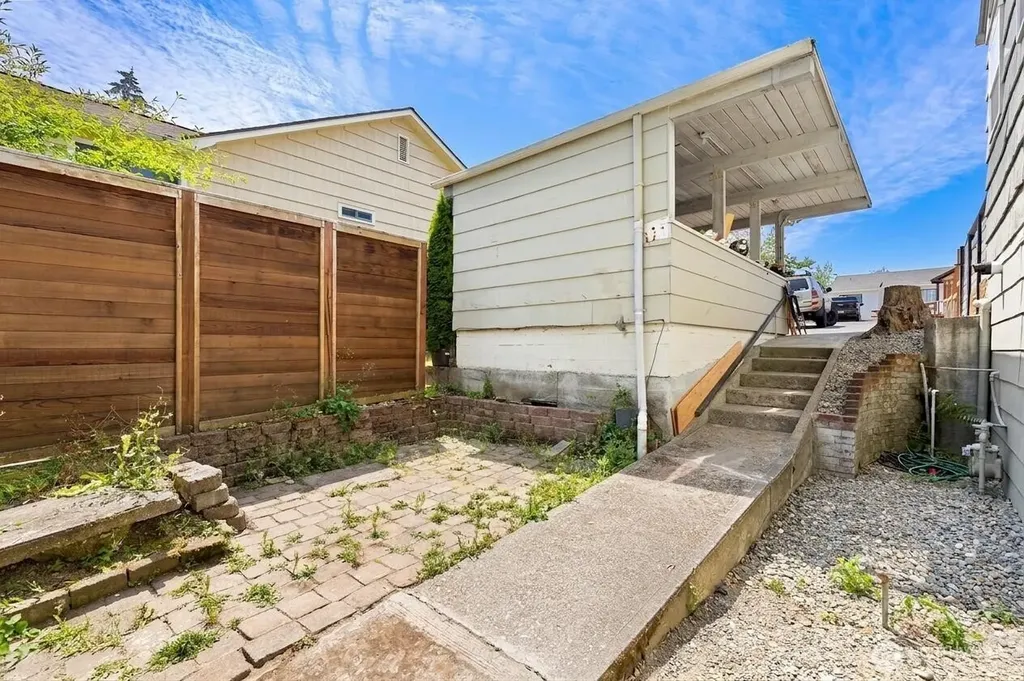 307 4th Street Steilacoom WA 98388