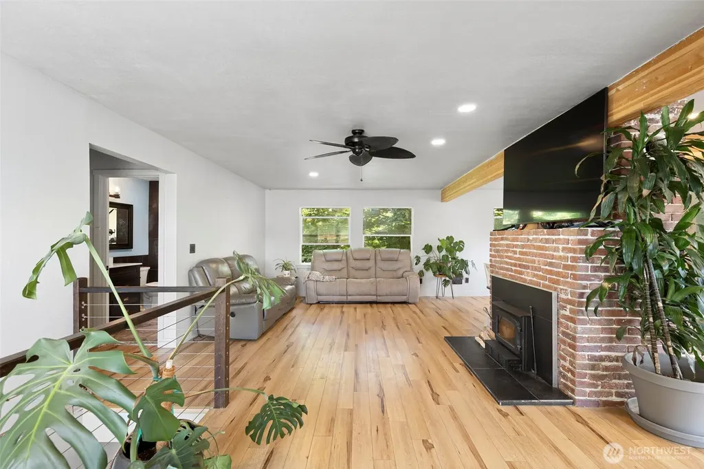 307 4th Street Steilacoom WA 98388