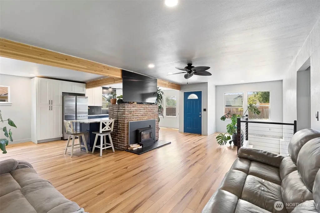 307 4th Street Steilacoom WA 98388