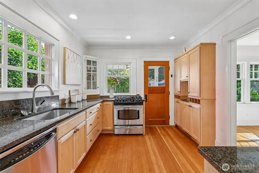 5248 17th Avenue NE Seattle WA 98105