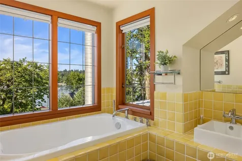 6017 Rose Loop NE Bainbridge Island WA 98110