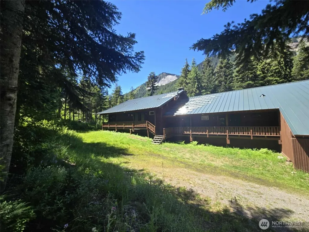 31008 Ski Club Lane Enumclaw WA 98022