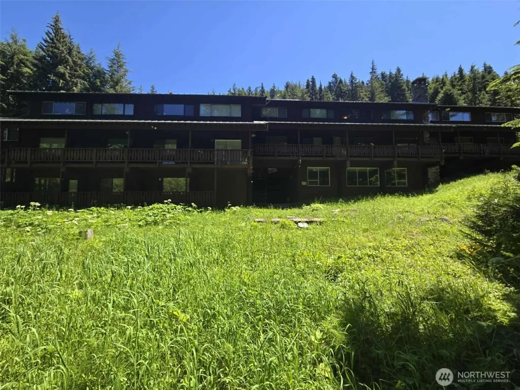 31008 Ski Club Lane Enumclaw WA 98022