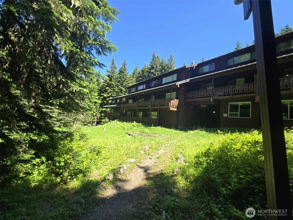 31008 Ski Club Lane Enumclaw WA 98022