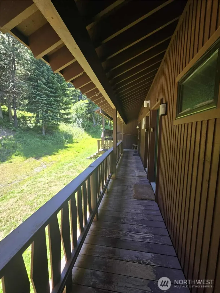 31008 Ski Club Lane Enumclaw WA 98022
