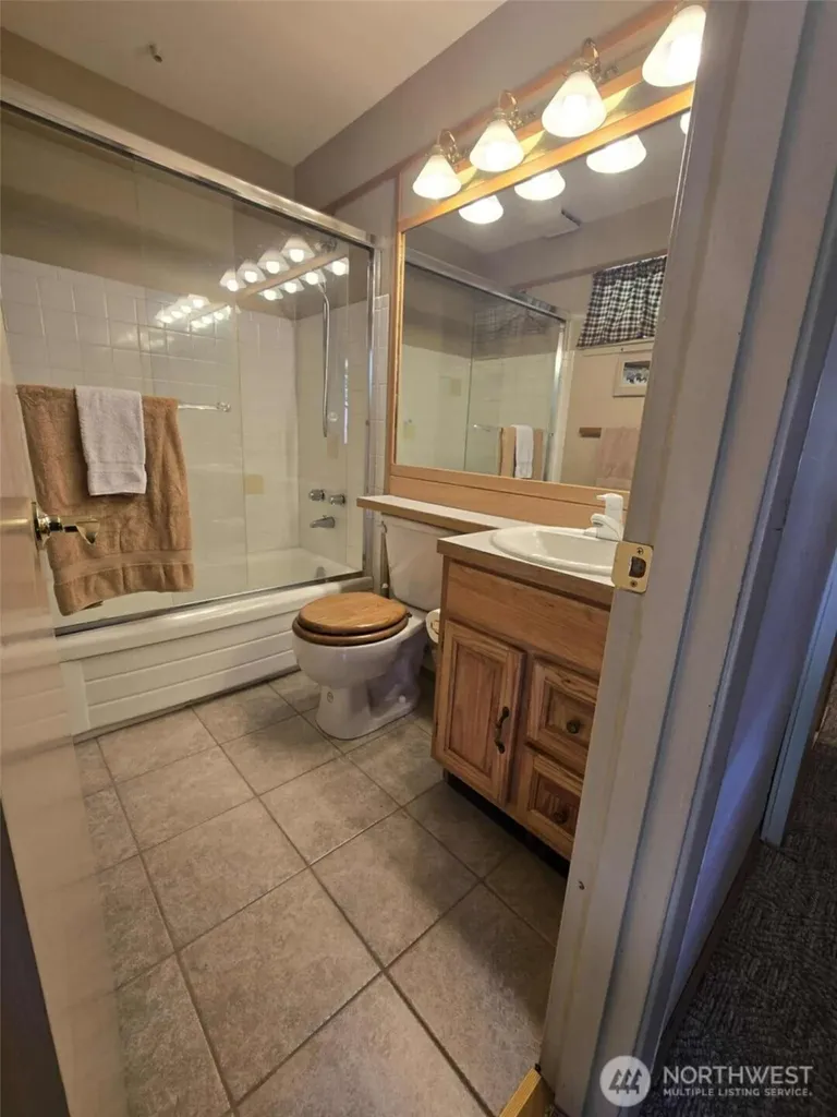 31008 Ski Club Lane Enumclaw WA 98022