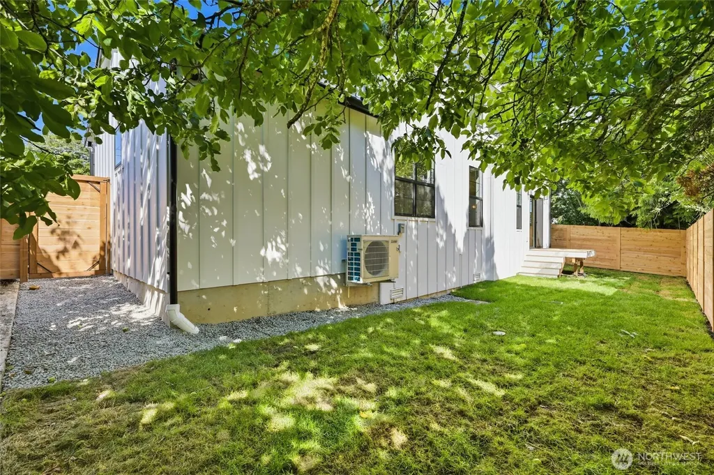 5948 18 Avenue SW Seattle WA 98106