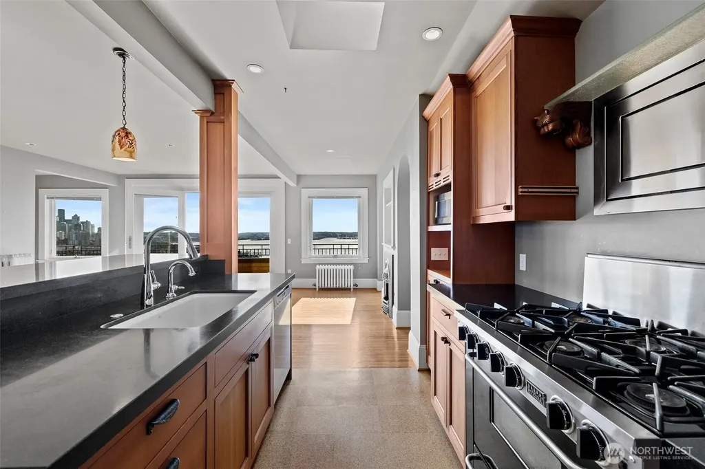 604 W Kinnear Place Seattle WA 98119