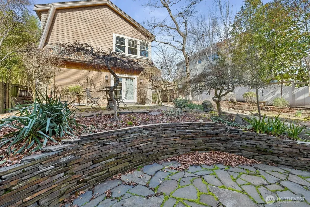 604 W Kinnear Place Seattle WA 98119