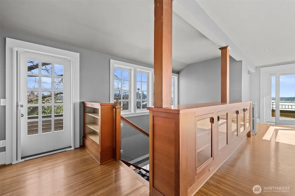 604 W Kinnear Place Seattle WA 98119