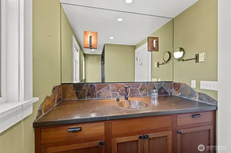 604 W Kinnear Place Seattle WA 98119