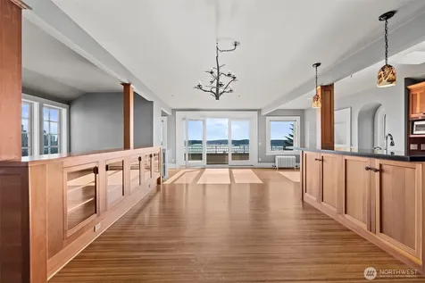 604 W Kinnear Place Seattle WA 98119