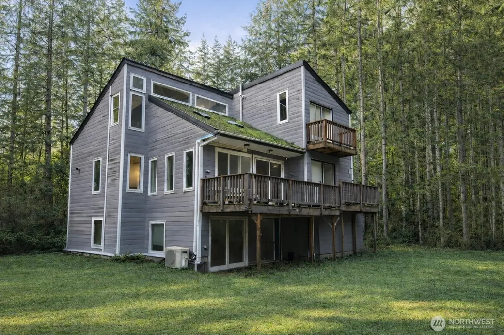 5040 SW Lake Helena Road Port Orchard WA 98367