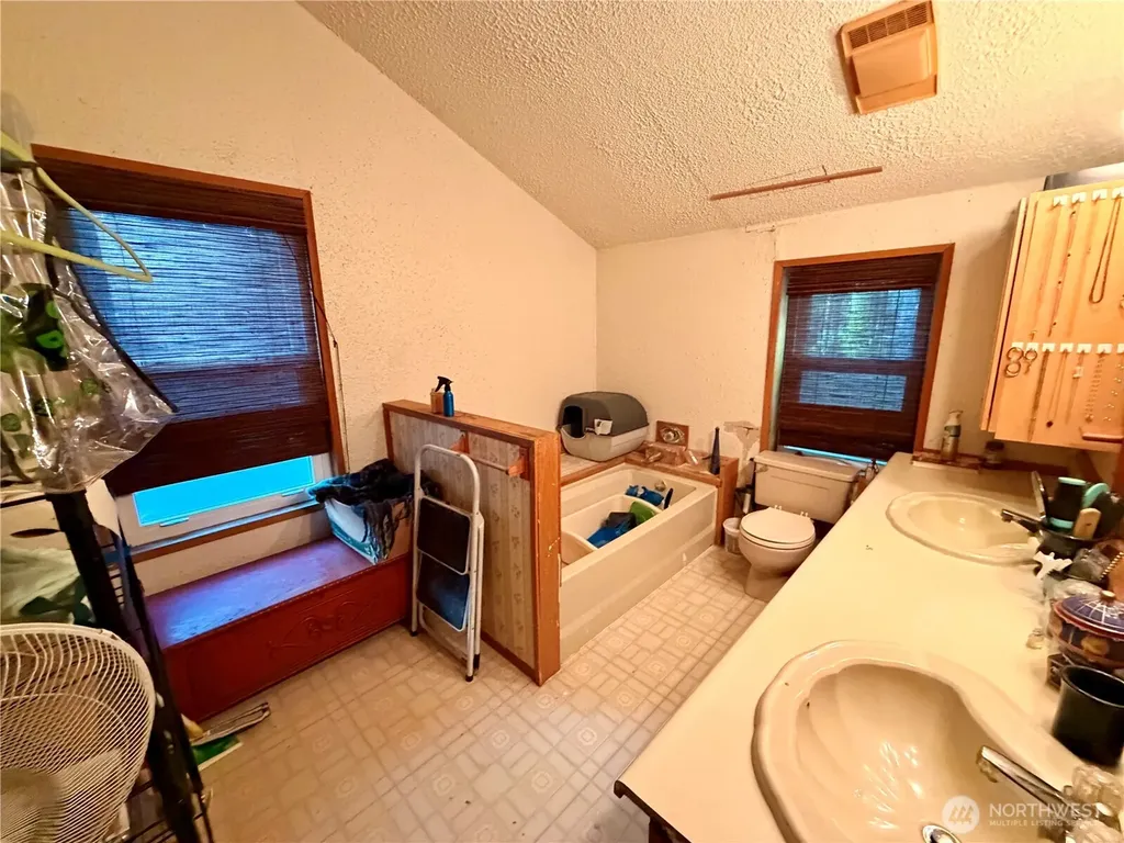 5040 SW Lake Helena Road Port Orchard WA 98367