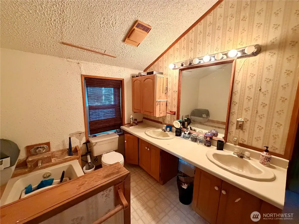 5040 SW Lake Helena Road Port Orchard WA 98367
