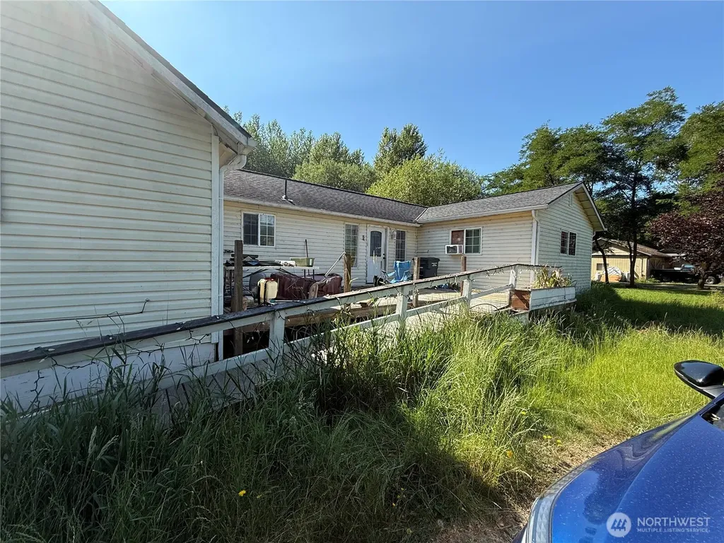 664 State Route 409 Cathlamet WA 98612
