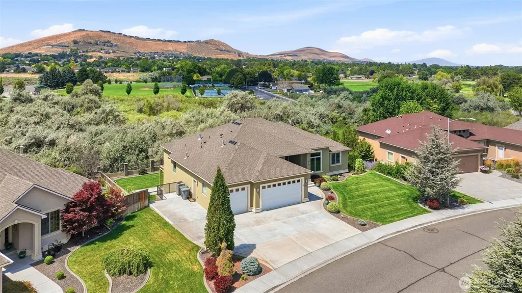 751 Meadows Drive S Richland WA 99352